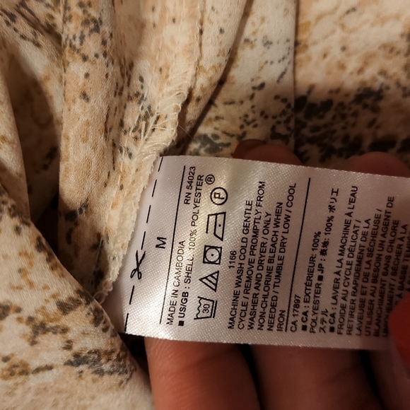 Banana republic factory snake skin print long-sleeved blouse. - Picture 4 of 5